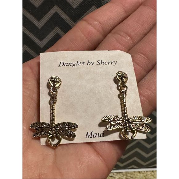 242. Gold tone fashion jewelry dragonfly earrings NEW - Picture 1 of 4
